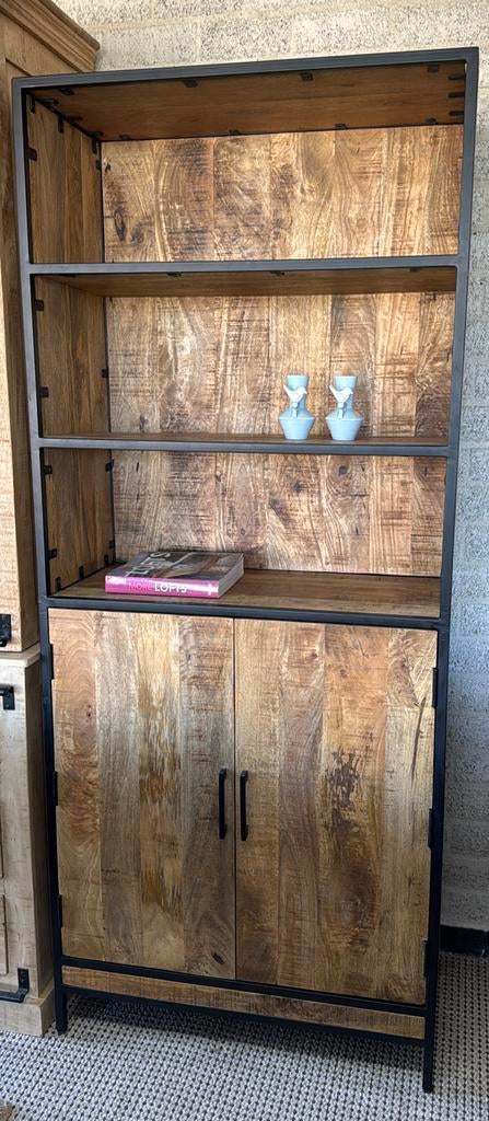 Boekenkast - Mangohout - Matzwart Staal, Huis en Inrichting, Kasten | Boekenkasten, Minder dan 50 cm, Met deur(en), Kringloopehb41@hotmail.com