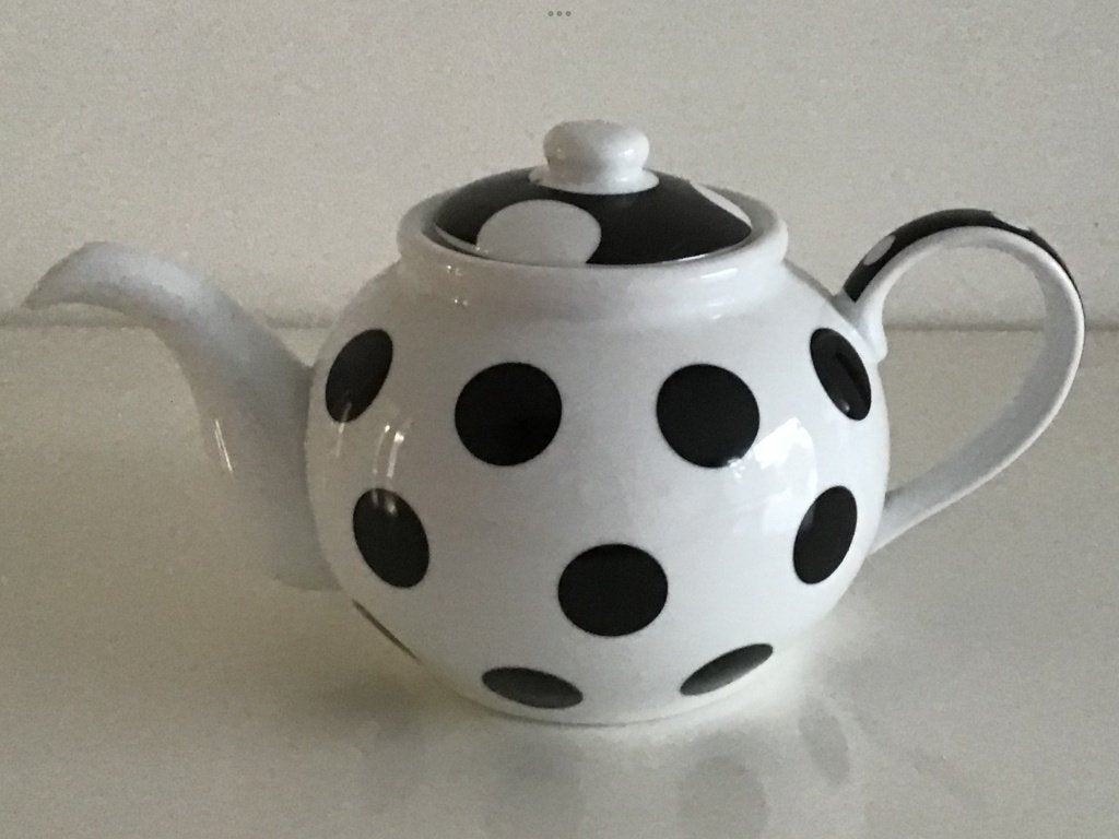 Gezellige wit porseleinen theepot met zwarte stippen, Ophalen of Verzenden, Zo goed als nieuw, Theepot, Modern