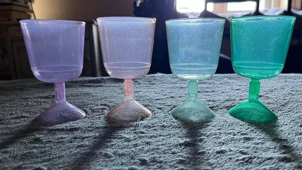 Set van 16 glitter plastic wijnglazen - diverse kleuren, Verzamelen, Glas en Borrelglaasjes, Ophalen of Verzenden, Zo goed als nieuw