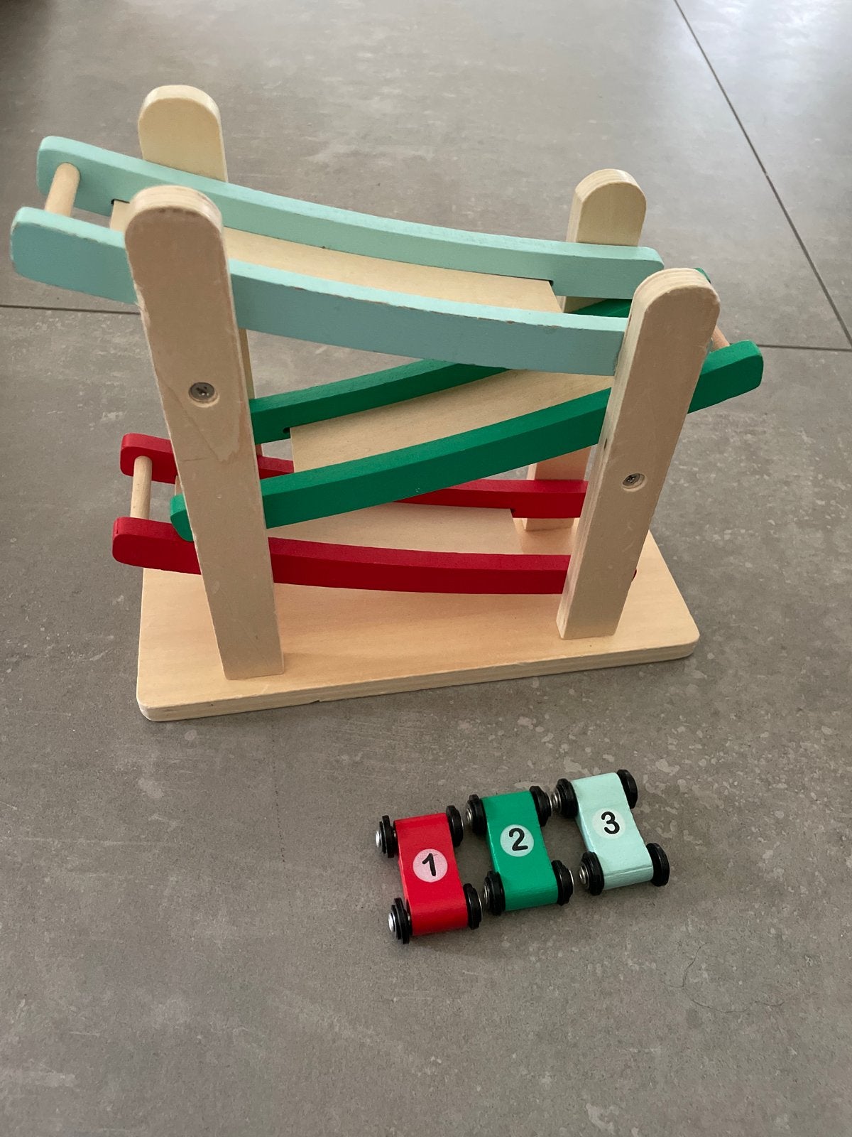 Houten autobaan met 3 raceauto's, Kinderen en Baby's, Speelgoed | Houten speelgoed, Ophalen of Verzenden, Gebruikt, Overige typen