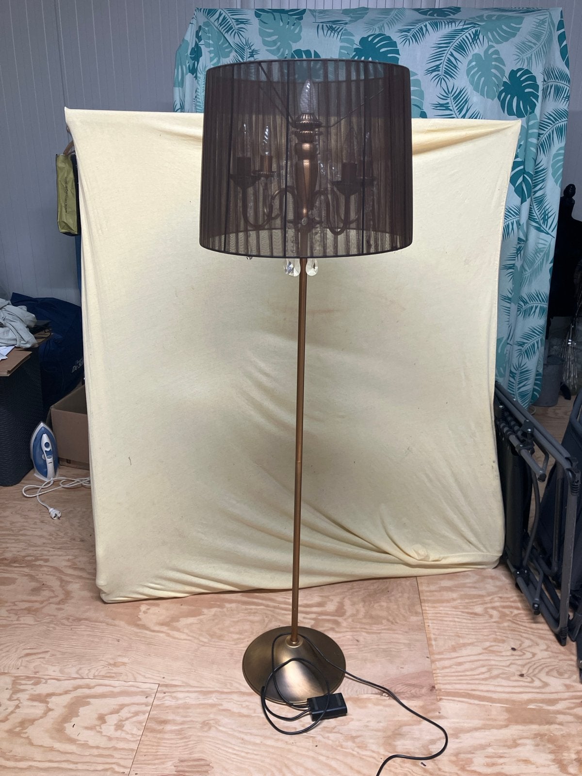 Elegante staande lamp met bronzen afwerking en zwarte kap, Gebruikt, E14 (klein), Ophalen of Verzenden, Metaal