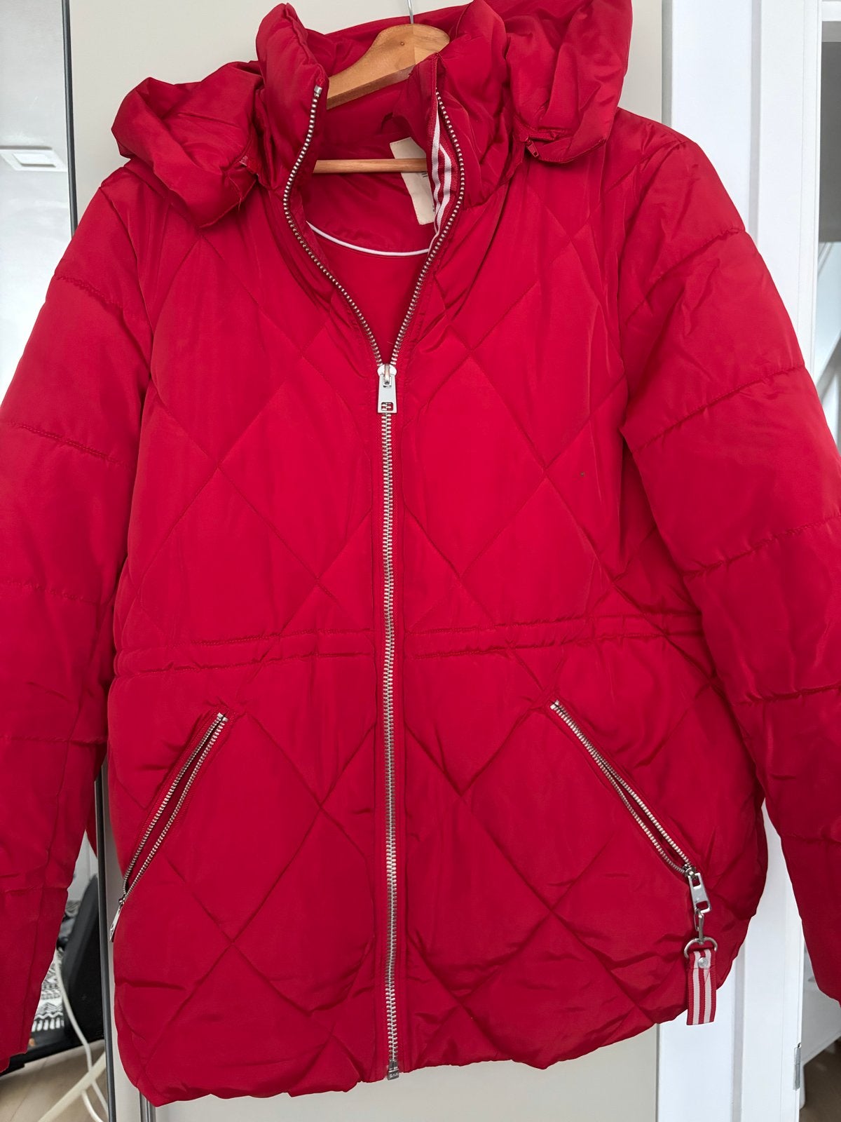 Rode gewatteerde jas met capuchon - Esprit, Kleding | Dames, Jassen | Winter, Ophalen of Verzenden, Zo goed als nieuw, Maat 38/40 (M)