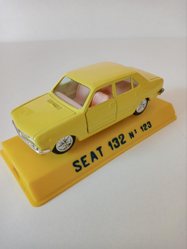 SEAT 132 N 123 - Geel Modelauto zeer zeldzaam., Hobby en Vrije tijd, Modelauto's | 1:43, Ophalen of Verzenden, Nieuw, Auto, Overige merken
