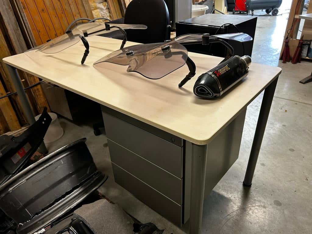 Bureau met stalen ladekast en poten, licht houten blad, Ophalen, Gebruikt, 70 cm, 140 cm