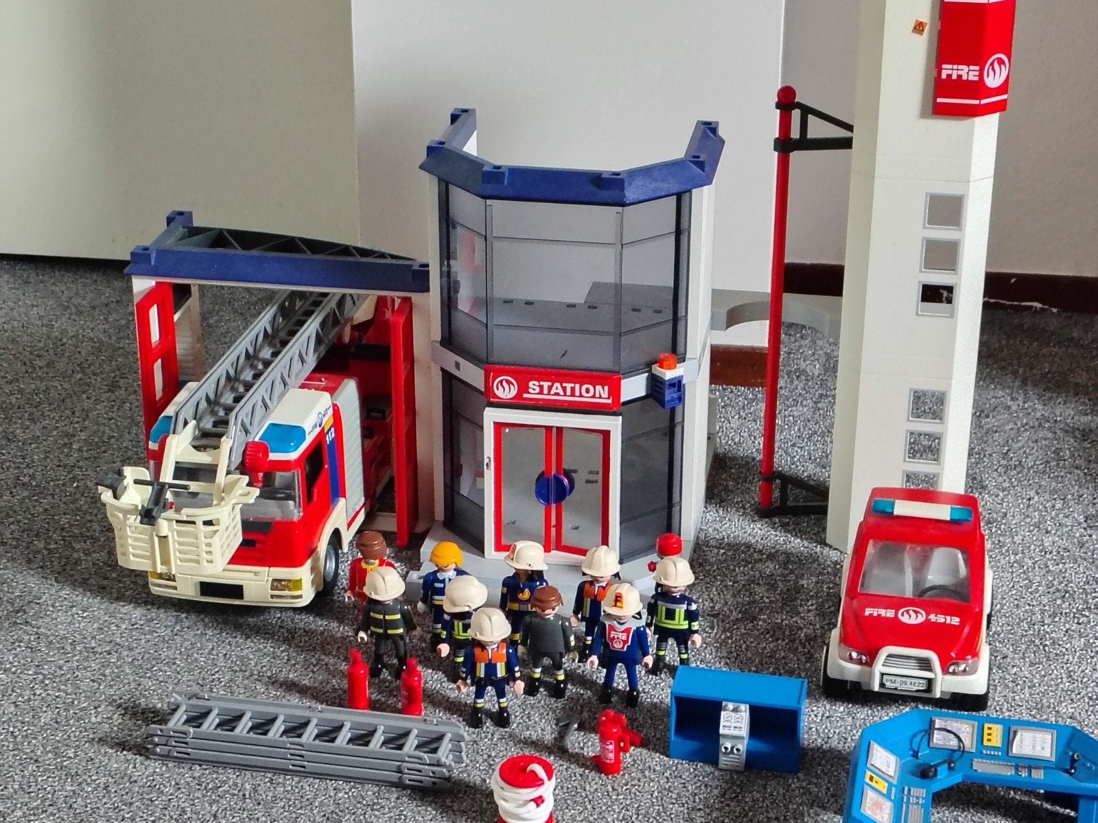 Playmobil Brandweerkazerne met voertuigen en figuren, Ophalen of Verzenden, Gebruikt, Losse onderdelen