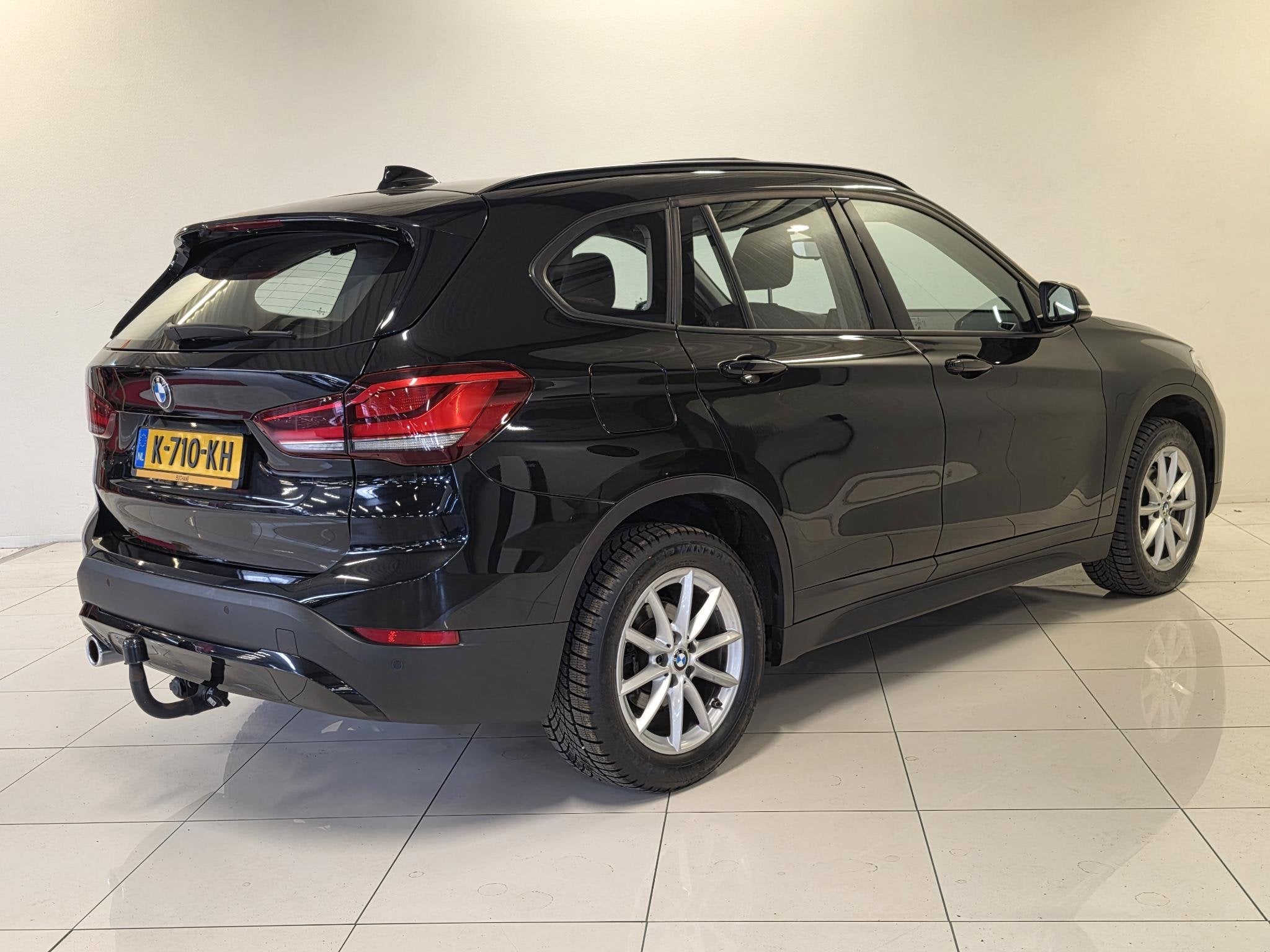 BMW X1 sDrive18i Executive Edition Camera | Panoramadak | Tr, Auto's, Gebruikt, Met garantie (alle), Zwart, Origineel Nederlands