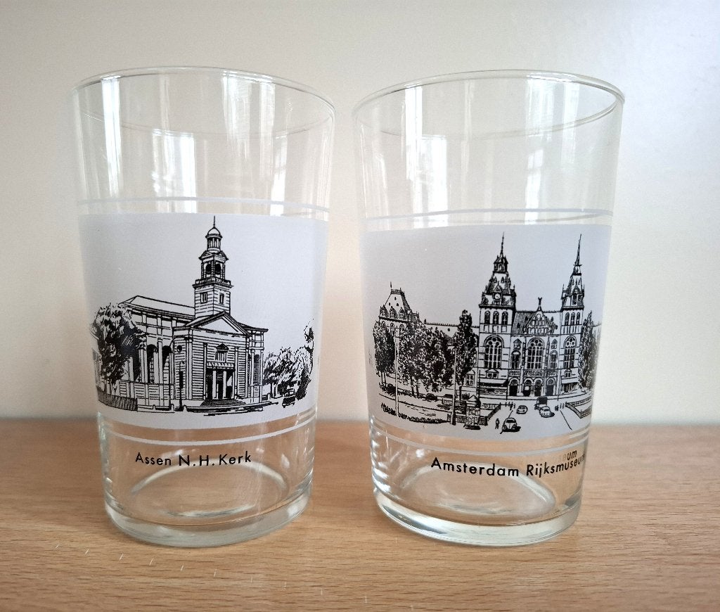 2 glazen met afbeeldingen Amsterdam en Assen, Verzamelen, Glas en Borrelglaasjes, Ophalen of Verzenden, Zo goed als nieuw, Frisdrankglas