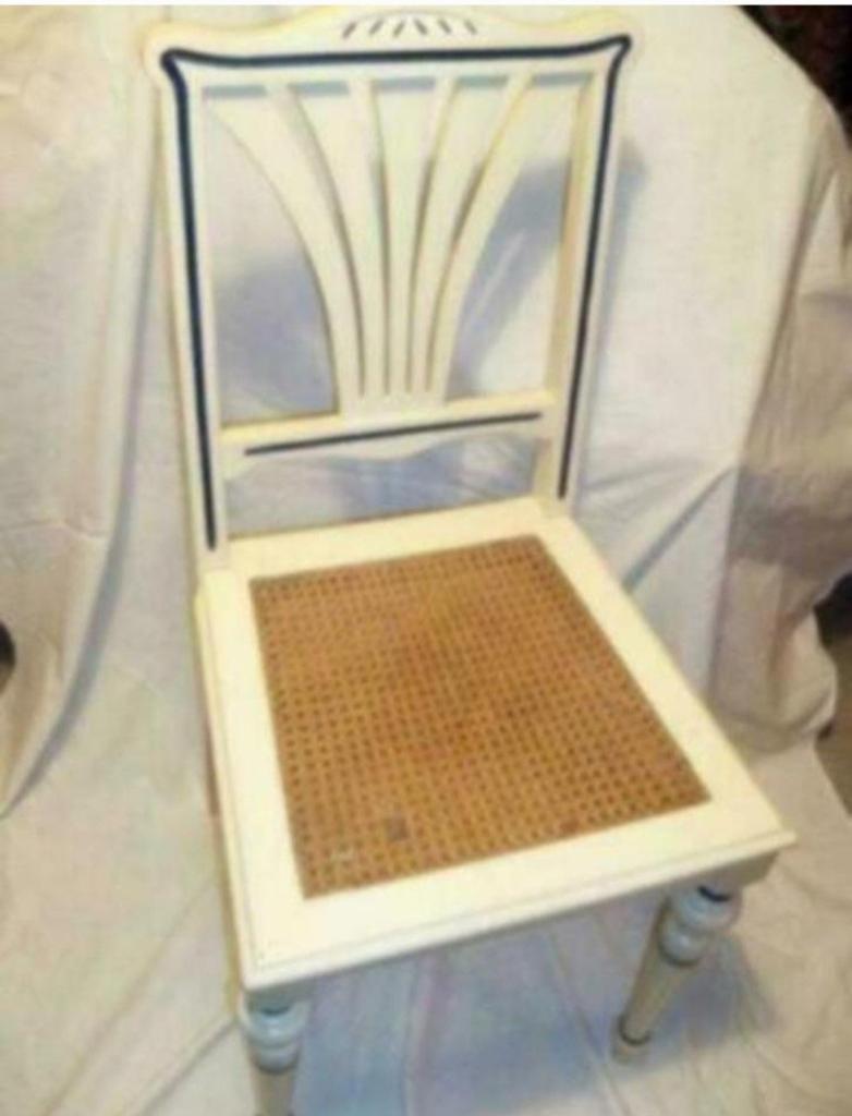 Een stevige en mooie stoel met een rieten zitting., Ophalen