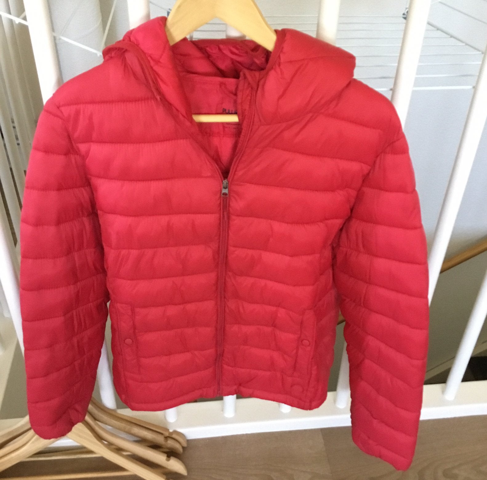 Jack jas rood Pull & Bear maat L in goede staat, Ophalen of Verzenden, Zo goed als nieuw, Maat 42/44 (L), Rood