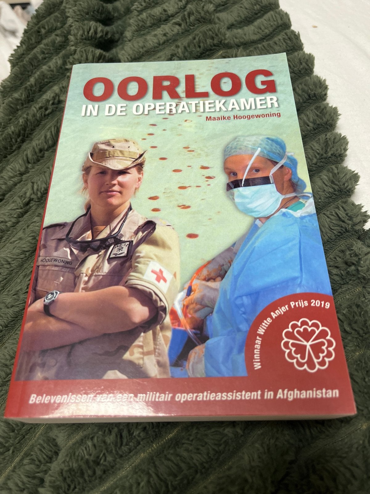 Oorlog in de Operatiekamer - Maaike Hoogewoning, Boeken, Ophalen of Verzenden, 1945 tot heden, Zo goed als nieuw, Landmacht