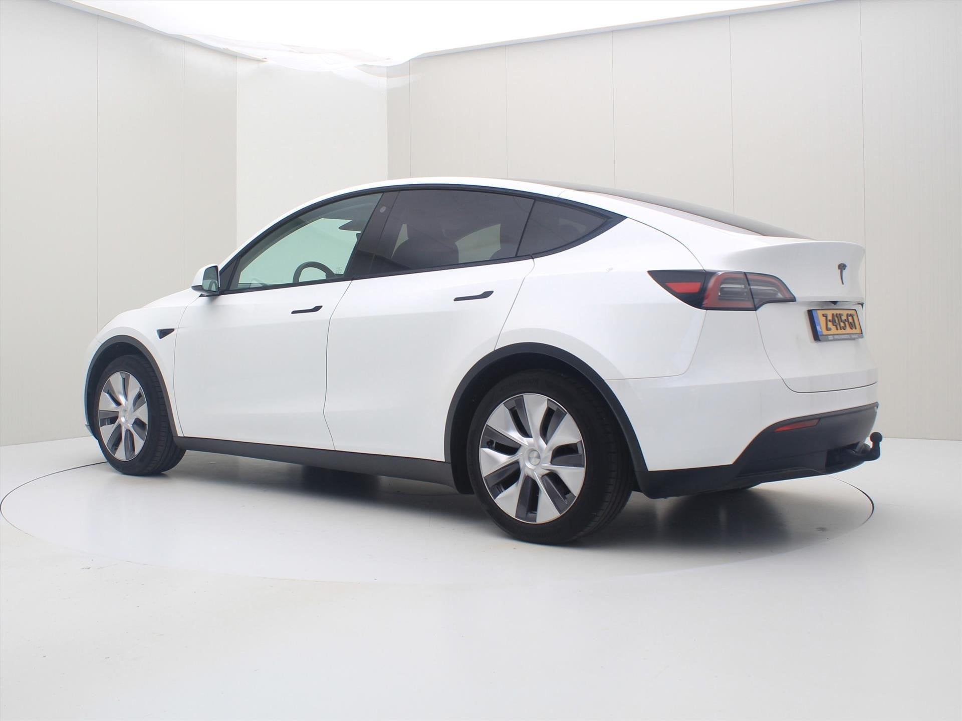 Foto 3 van Tesla Model Y Standard RWD Plus 351pk 94.9% SoH [ TREKHAAK+R