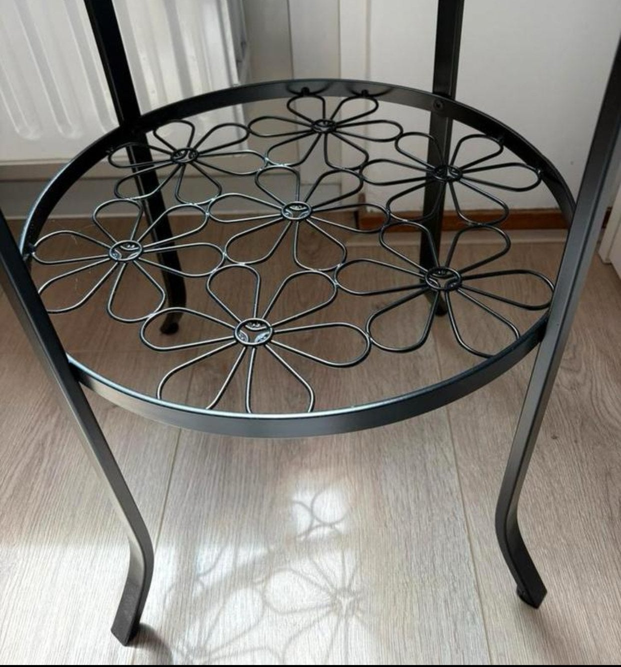 IKEA Gladom bijzettafel met glazen blad en bloemmotief, Huis en Inrichting, Ophalen, Minder dan 55 cm, Rond, 60 cm of meer