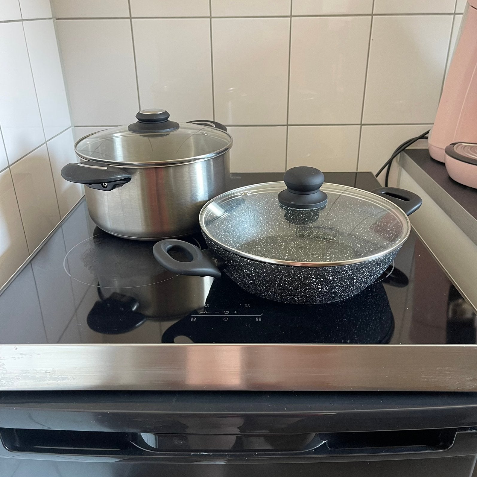 Twee pannen, aantal keer gebruikt, overbodig, Huis en Inrichting, Ophalen, Zo goed als nieuw, Overige materialen, Pannenset