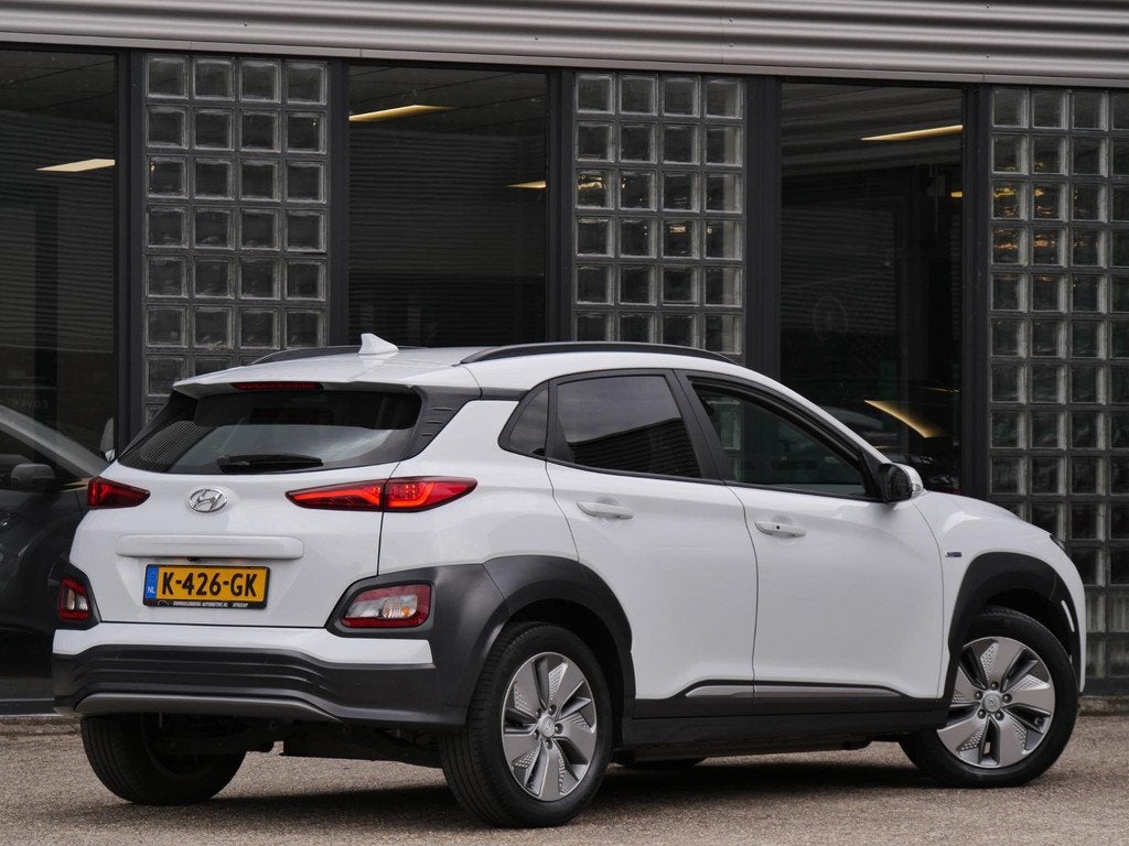 Hyundai Kona EV 64kWh PREMIUM/ LEER/ ELEKT. STOELEN/ WARMTEP, Auto's, Hyundai, Gebruikt, Zwart, Wit, Leder