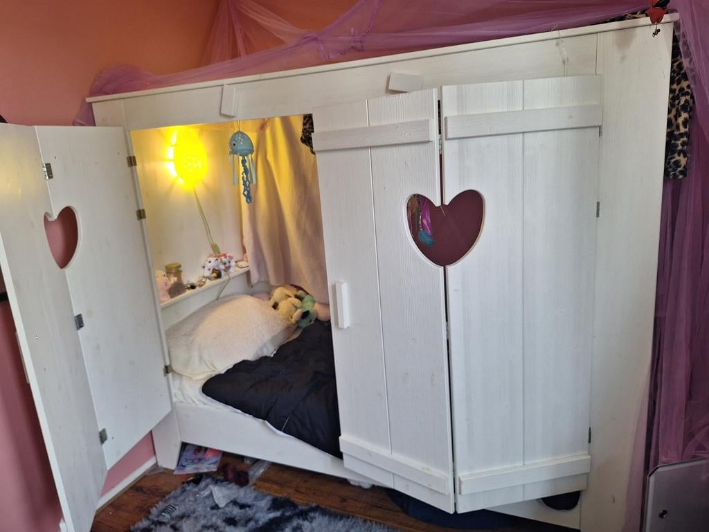 Uniek kinderbed met hartjesuitsparingen, Gebruikt, 90 cm, Eenpersoons, Wit