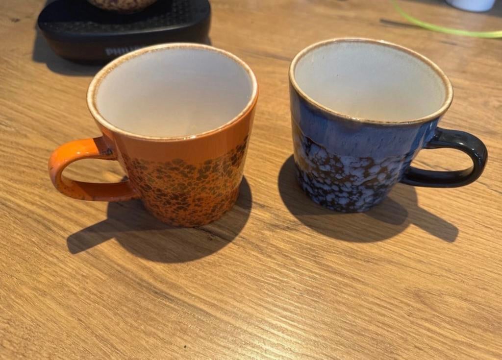 Set van 2 hk living mokken - Oranje en Blauw, Ophalen, Keramiek, Zo goed als nieuw, Overige stijlen