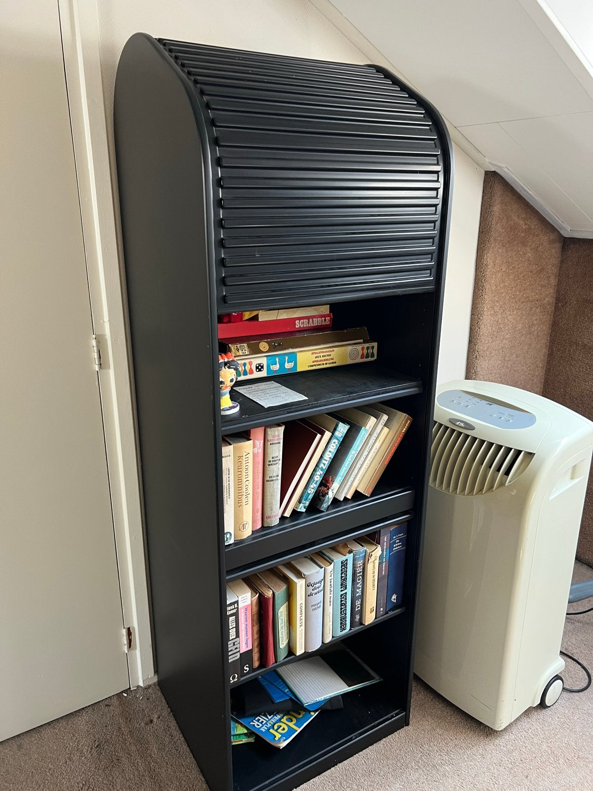 Zwarte boekenkast met roldeur - perfect voor boeken en meer, Ophalen, Met plank(en), Minder dan 50 cm, Gebruikt