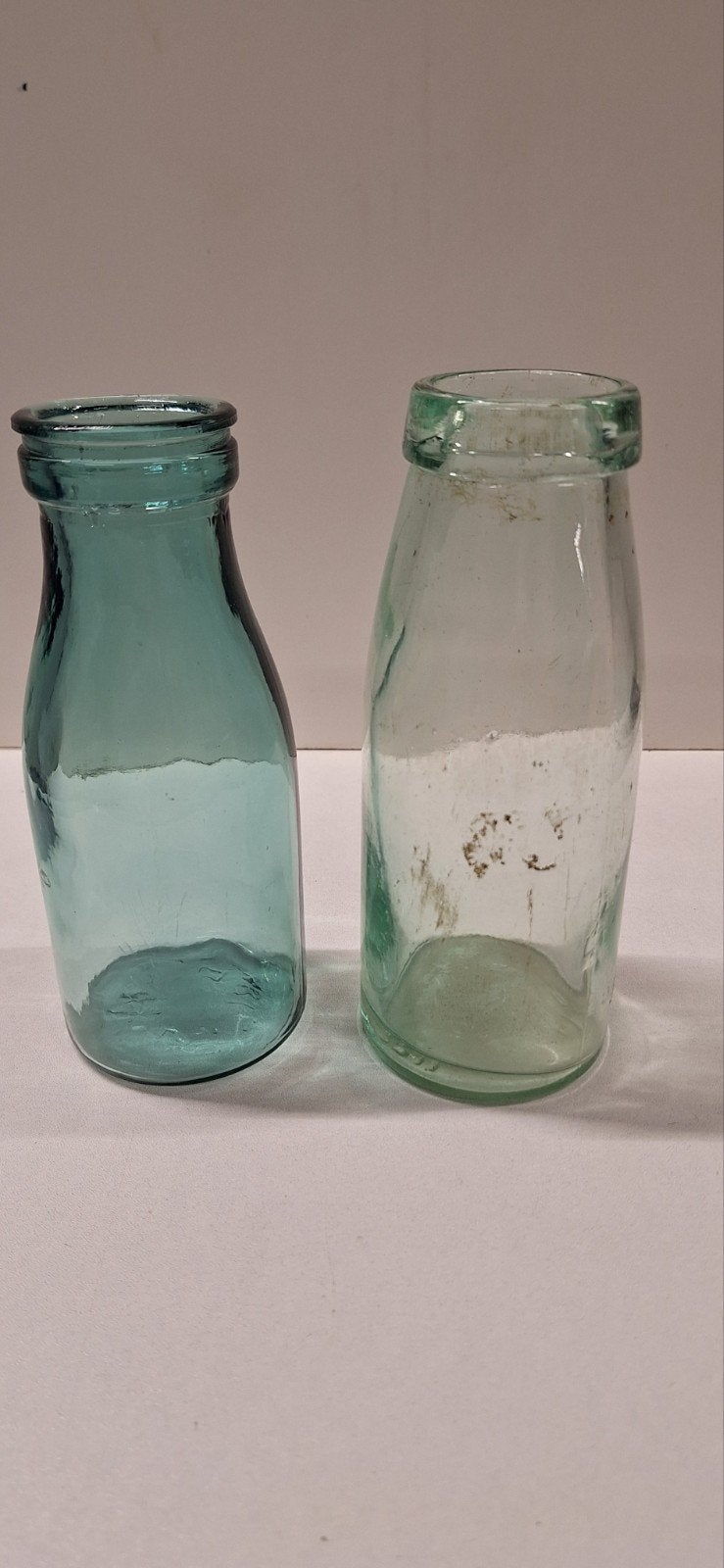 Set van 2 Vintage Glazen Melk Flesjes - Decoratief, Ophalen of Verzenden