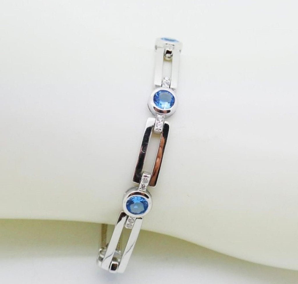 Moderne zilveren armband met blauwe steentjes en zirkoon., Ophalen of Verzenden, Zo goed als nieuw, Met edelsteen, Zilver