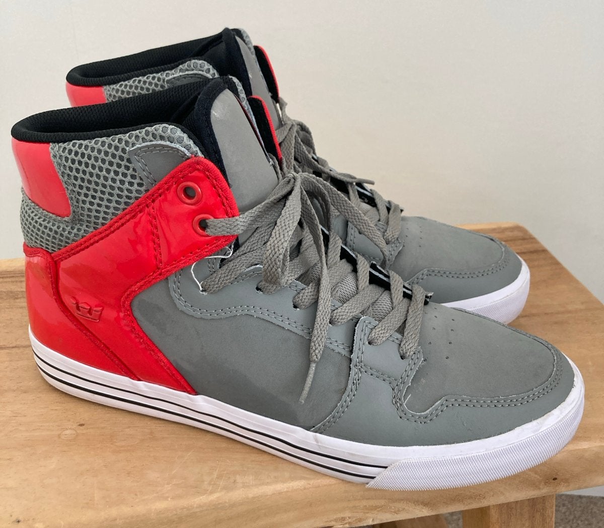 Supra Vaider sneakers - Grijs/Rood - Maat 44.5, Verzenden, Zo goed als nieuw, Overige kleuren, Sneakers of Gympen