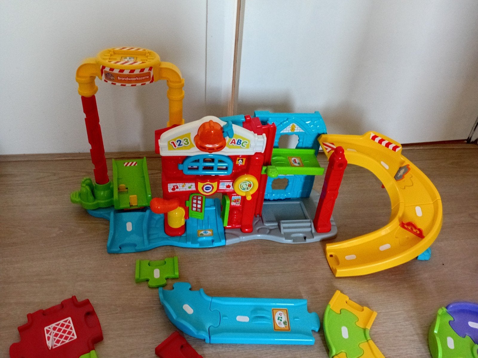 toet toet brandweer garage met extra wegdelen en auto's, Kinderen en Baby's, Ophalen, Gebruikt, 2 tot 4 jaar
