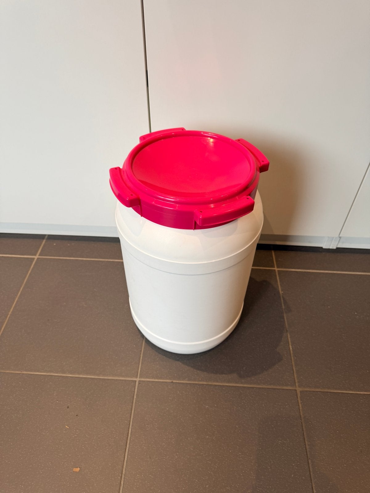 Waterkluis Curtec 20 liter Wijdmonds vat met roze deksel, Ophalen of Verzenden, Gebruikt
