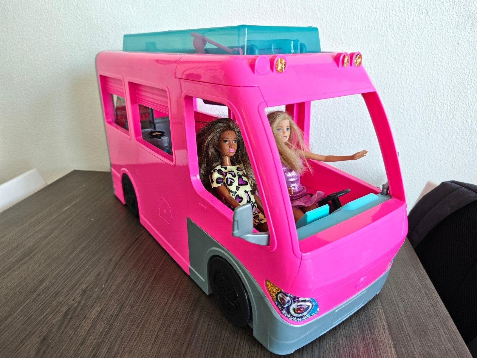 Barbie Campervan Bus met 9 poppen en accessoires, Kinderen en Baby's, Ophalen of Verzenden, Gebruikt, Barbie