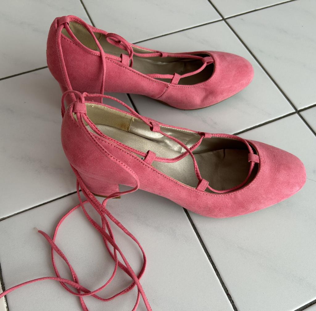 Pumps roze suede met touwtjes, maat 40, zgan, Pumps, Ophalen of Verzenden, Zo goed als nieuw, Roze