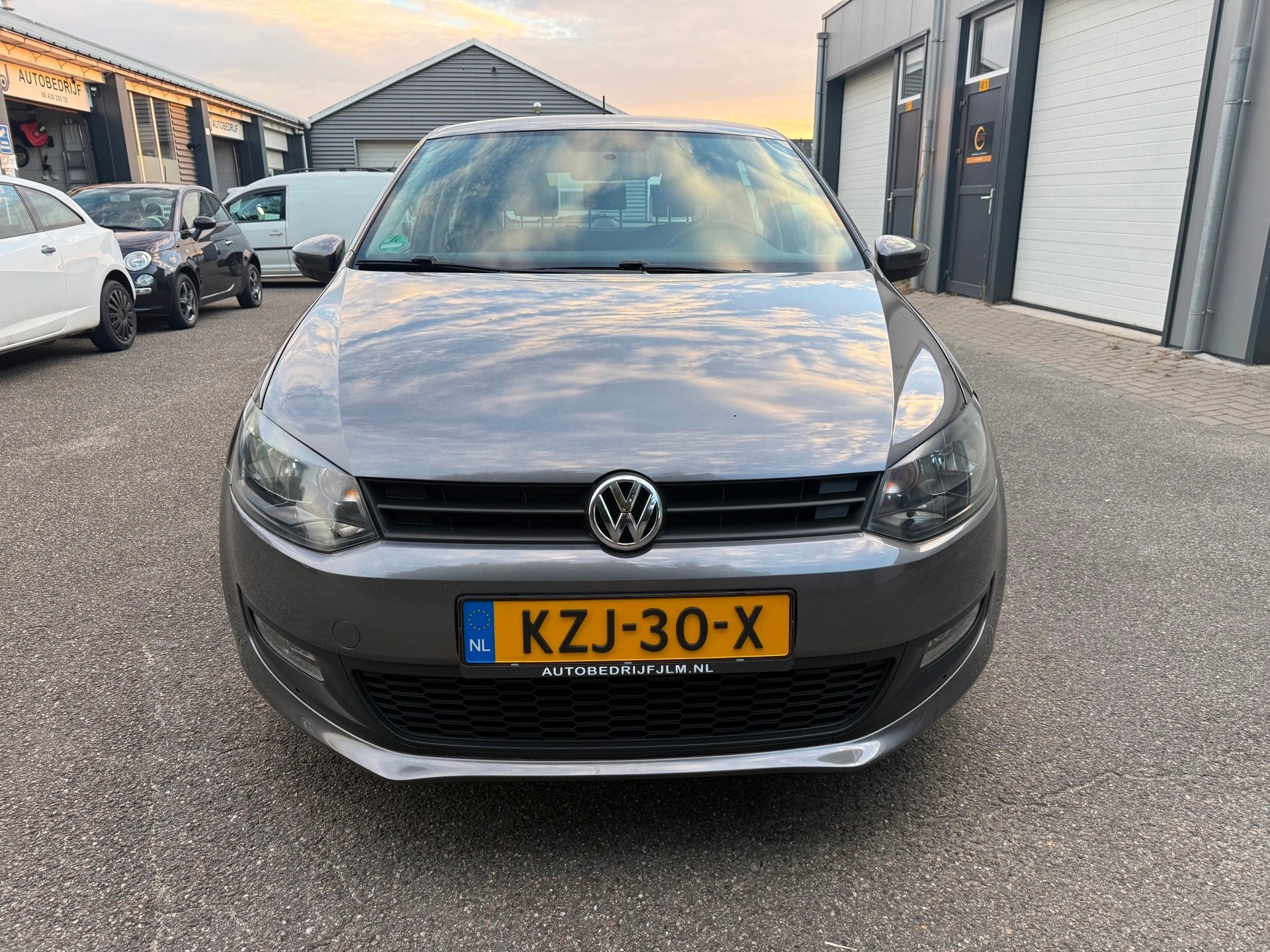 Volkswagen POLO Gereserveerd, Voorwielaandrijving, Gebruikt, Zwart, 1198 cc