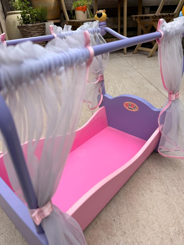Baby born bed, Ophalen, Zo goed als nieuw, Babypop