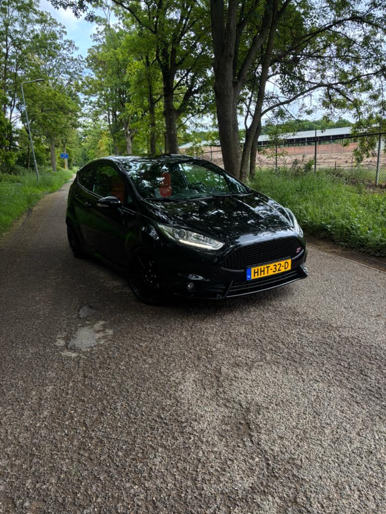 Ford Fiësta 1.6 134KW/182PK 3D 2015 Zwart, Auto's, Ford, Voorwielaandrijving, 1596 cc, 1063 kg, 4 cilinders