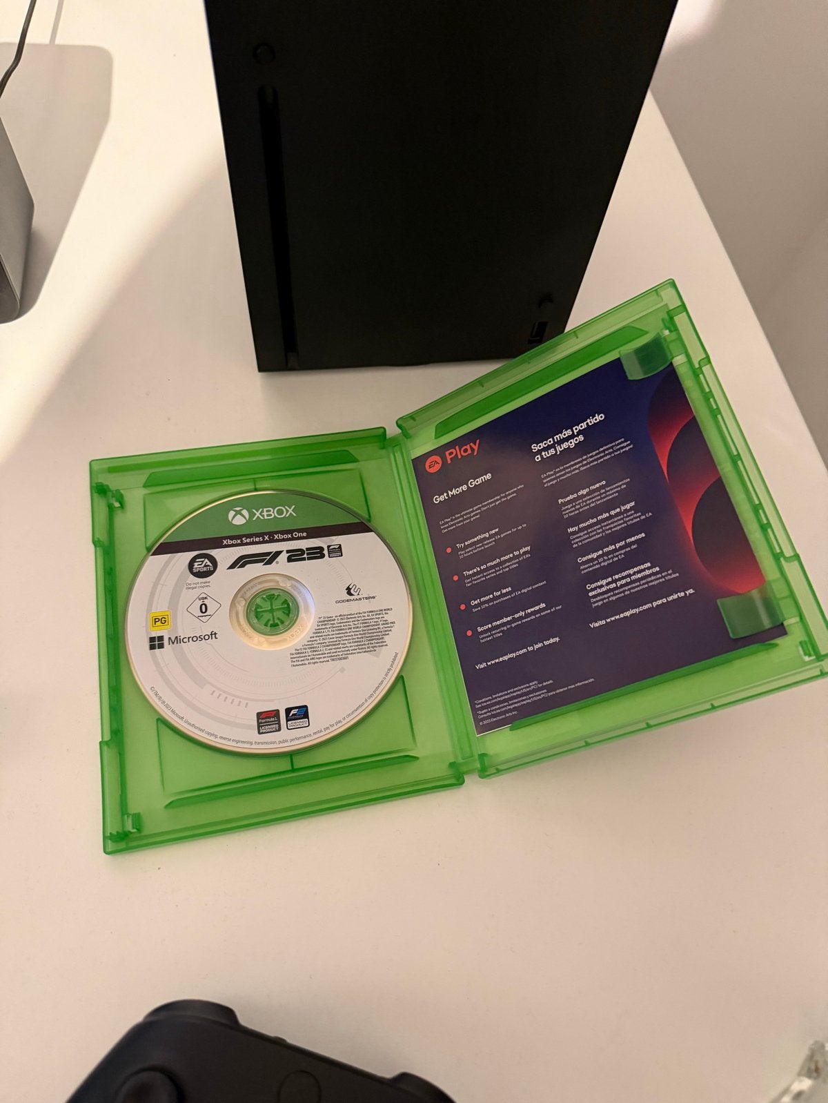 Foto 7 van Xbox Series X met controller en F1 23 game
