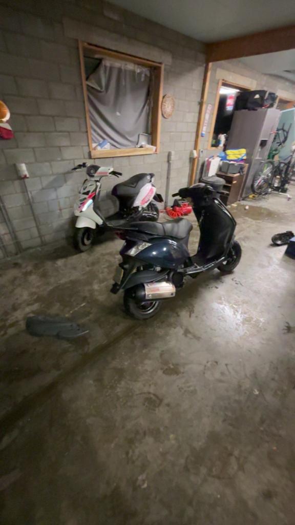 Zip zonder123, Fietsen en Brommers, Scooters | Piaggio, Ophalen of Verzenden, Zo goed als nieuw, Benzine, Zip