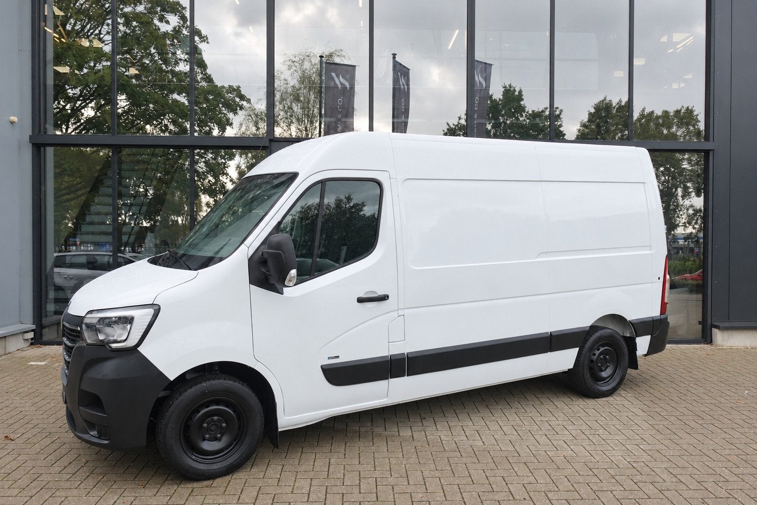 Renault MASTER T33 2.3 dCi 135 L2H2 AIRCO PCD TREKHAAK VOL, Auto's, Voorwielaandrijving, Dealer onderhouden, Gebruikt, 4 cilinders