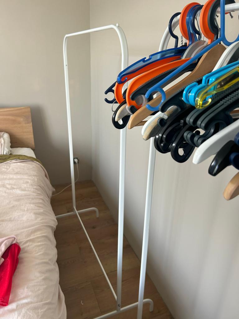 2 Kledingrekken wit met kledinghangers, Ophalen, Gebruikt
