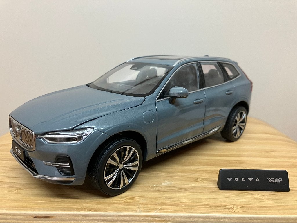 Volvo XC60 Recharge va 2022 Blauw metallic 1/18 Paudi, Ophalen of Verzenden, Nieuw, Auto, Overige merken