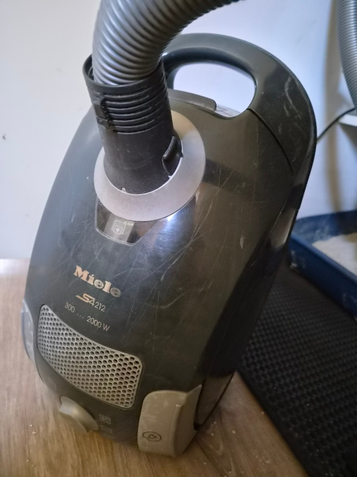 Miele S212 Stofzuiger - Krachtig en Betrouwbaar, Gebruikt, Miele, 2000 watt of meer, Sledestofzuiger
