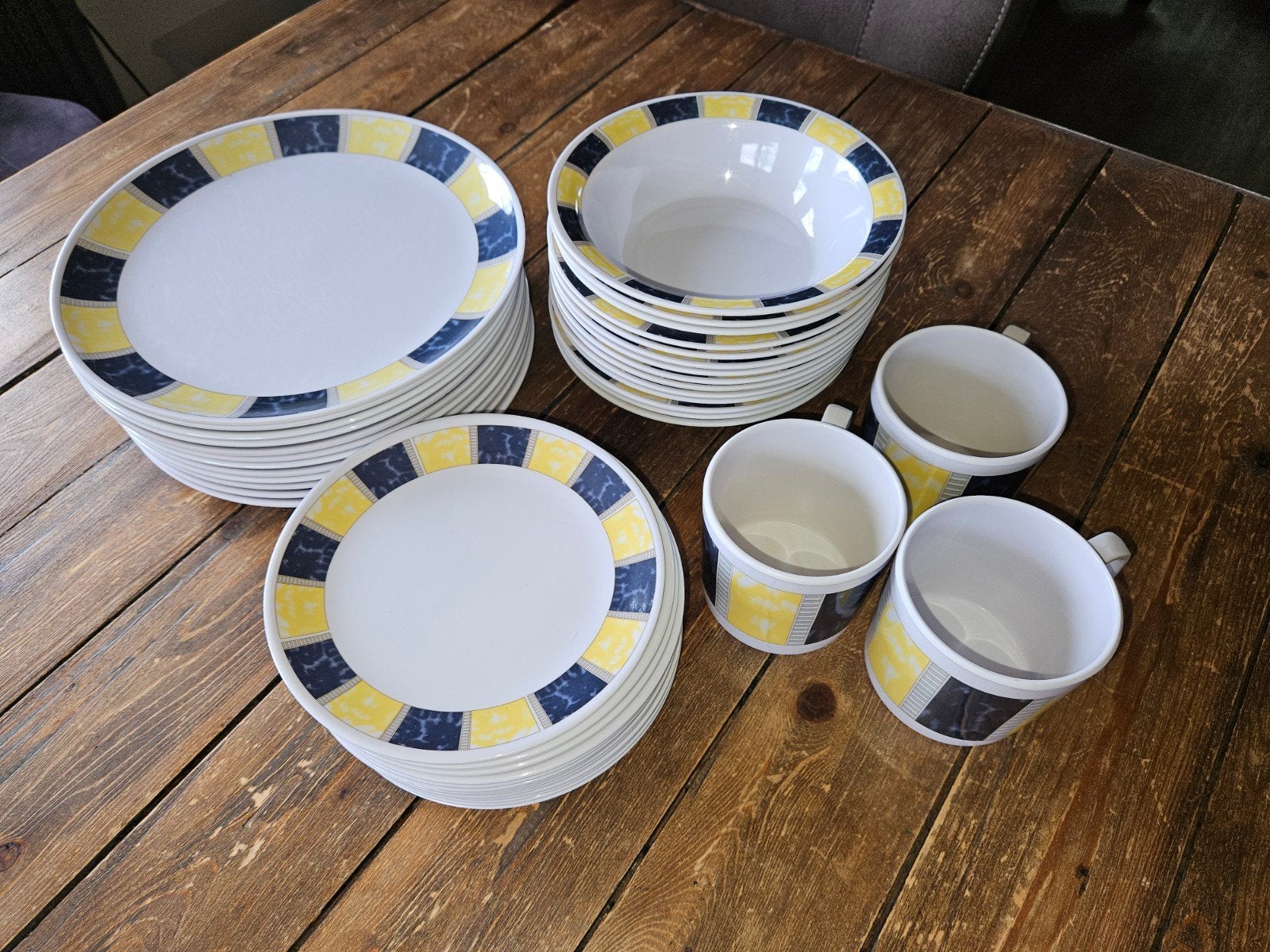 Groot plastic serviespakket: borden, schaaltjes en bekers, Caravans en Kamperen, Ophalen of Verzenden, Gebruikt