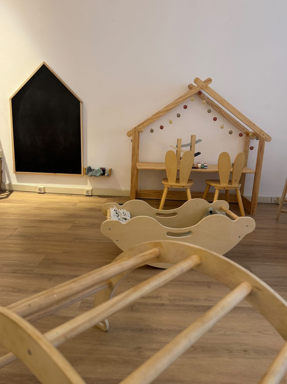 Houten kinderbureau met stoeltjes (konijn) - Zwanestraat, Kinderen en Baby's, Kinderkamer | Tafels en Stoelen, Ophalen of Verzenden