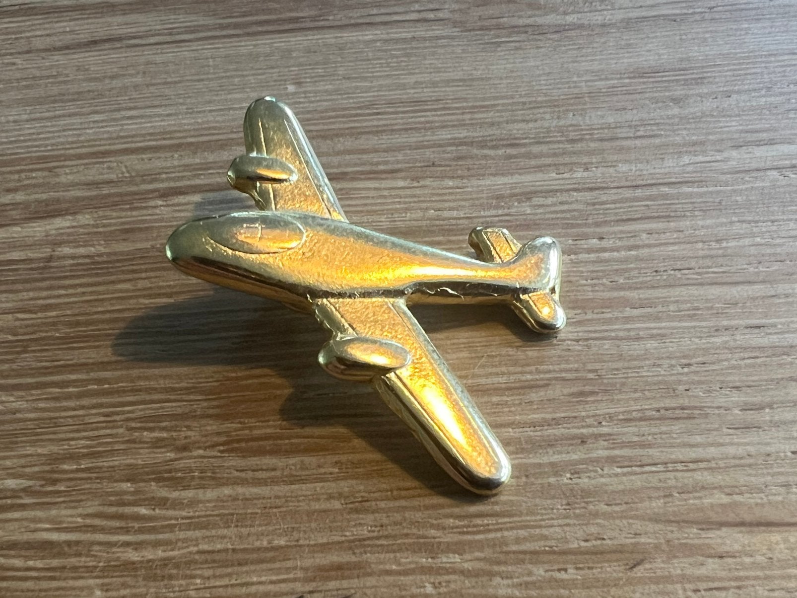 Goudkleurig vliegtuig pin voor das of revers, Ophalen of Verzenden, Zo goed als nieuw, Transport, Speldje of Pin