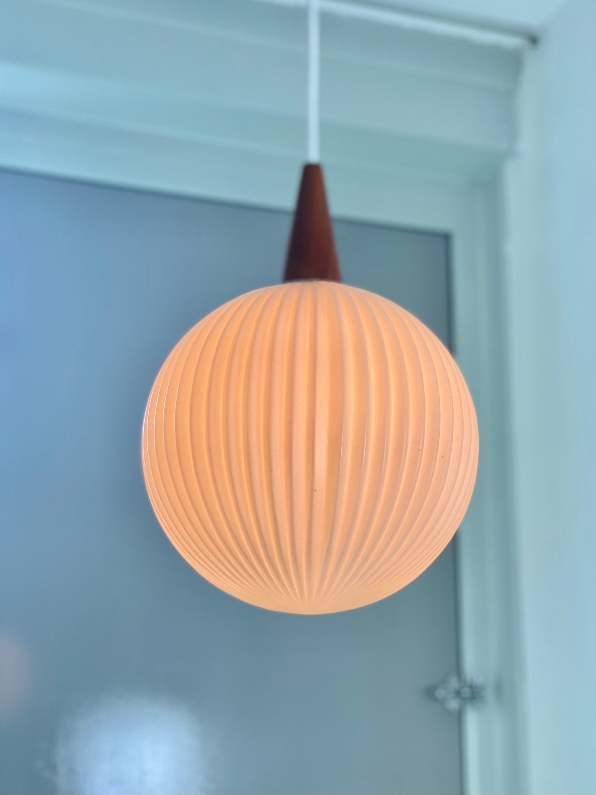 Vintage hanglamp Louis Kalff Philips hout ribbelglas 25 cm, Vintage, Zo goed als nieuw, Glas, E27 (groot)