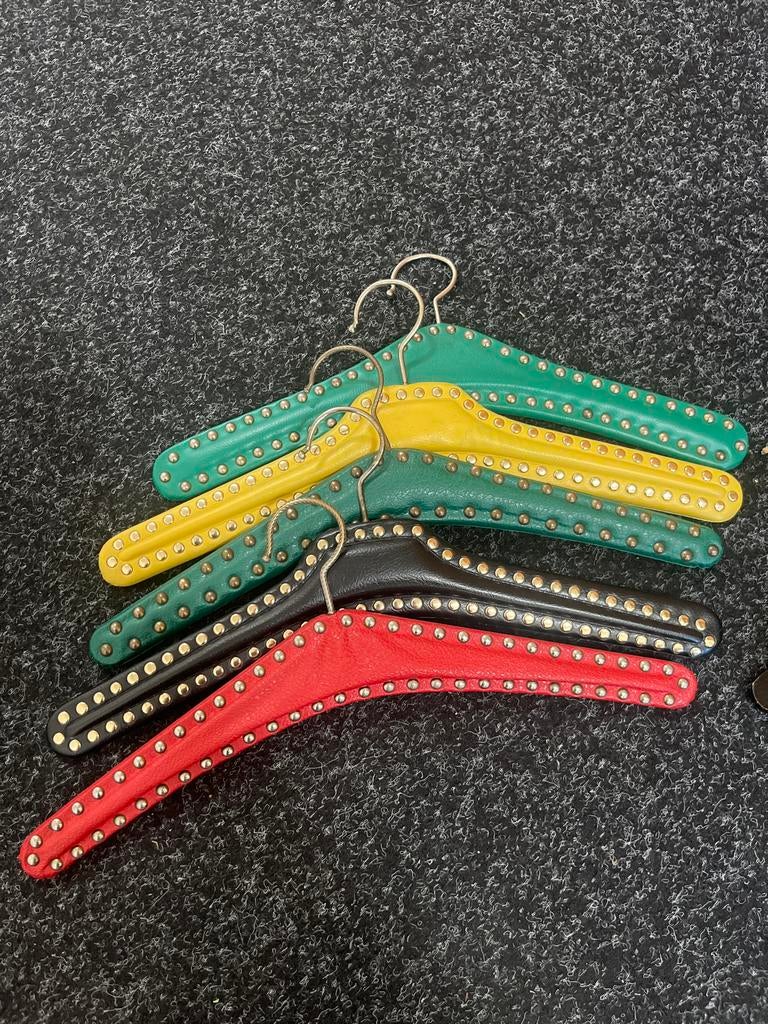 Set van 5 gekleurde kledinghangers met studs, Ophalen of Verzenden, Gebruikt, Overige materialen, Volwassenen
