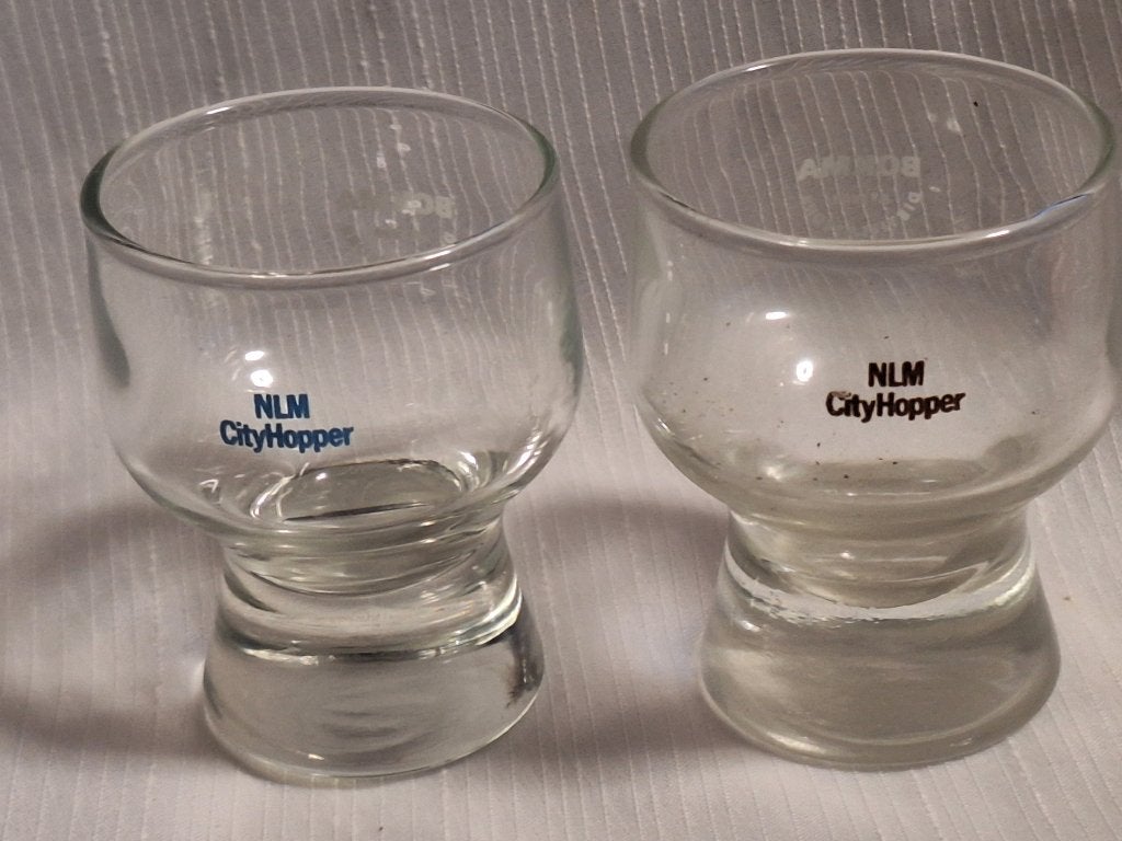 NLM KLM city hopper glaasjes, bruine & blauwe logo, 2 st., Ophalen of Verzenden, Zo goed als nieuw, Borrel- of Shotglas