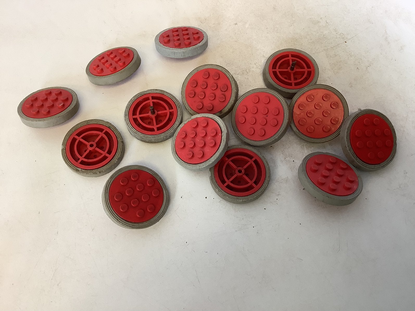 Lego rode wielen 12 noppen en met licht grijze band, Ophalen of Verzenden, Gebruikt, Losse stenen, Lego