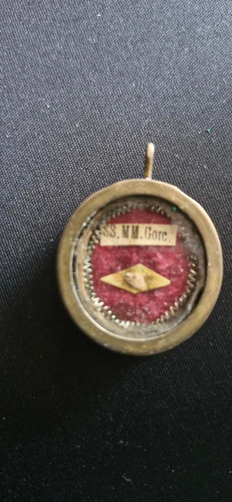 Antiek Relikwie Medaillon SS. MM. Gorc. - Religieus Juweel, Antiek en Kunst, Ophalen of Verzenden