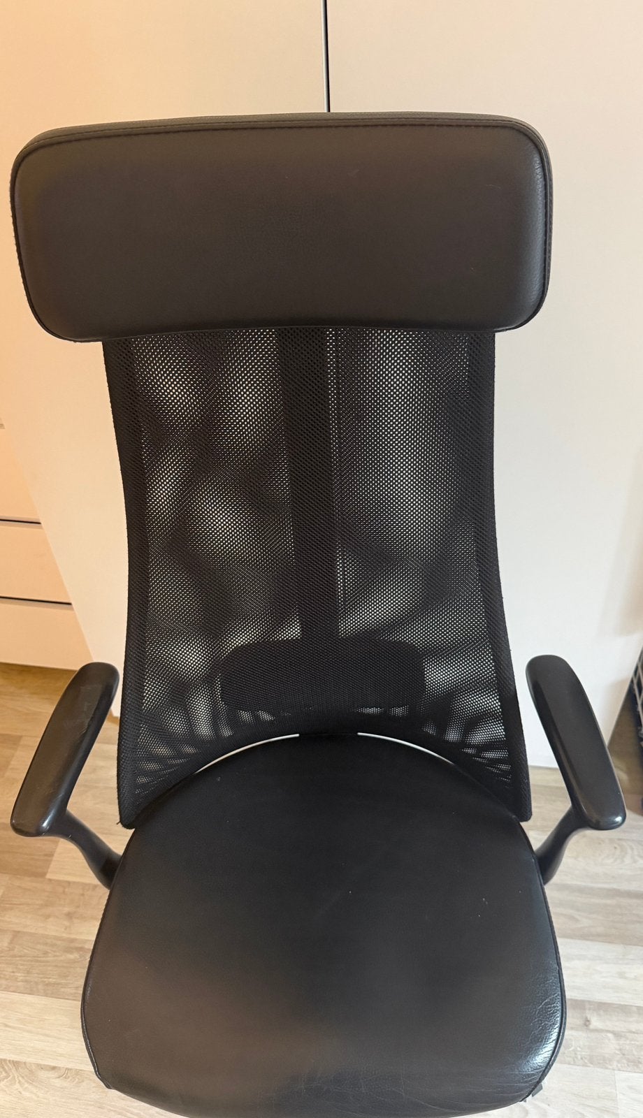 Ergonomische bureaustoel met hoofdsteun (Ikea), Ophalen of Verzenden, Zo goed als nieuw, Zwart
