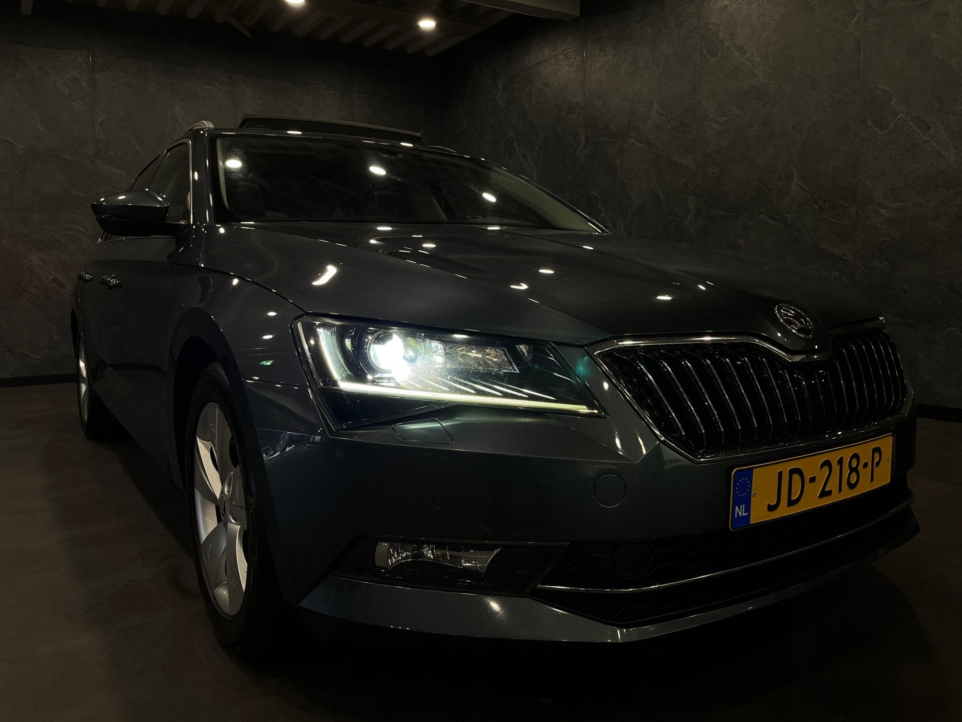 Skoda Superb Combi 1.6 TDI DSG AUTOMAAT FACELIFT PANO NAP LE, Auto's, Dealer onderhouden, Gebruikt, 4 cilinders, Automatische klimaatregeling