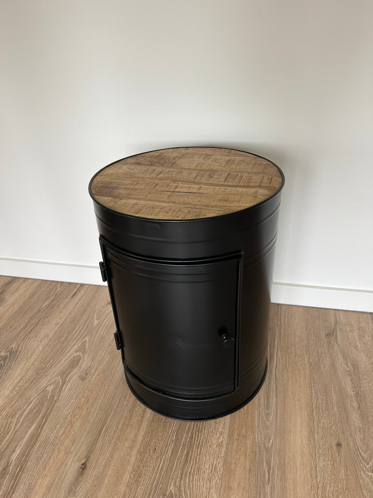 Bijzettafel met opbergruimte - Industrieel design, Huis en Inrichting, Tafels | Bijzettafels, Minder dan 55 cm, Rond, Zo goed als nieuw