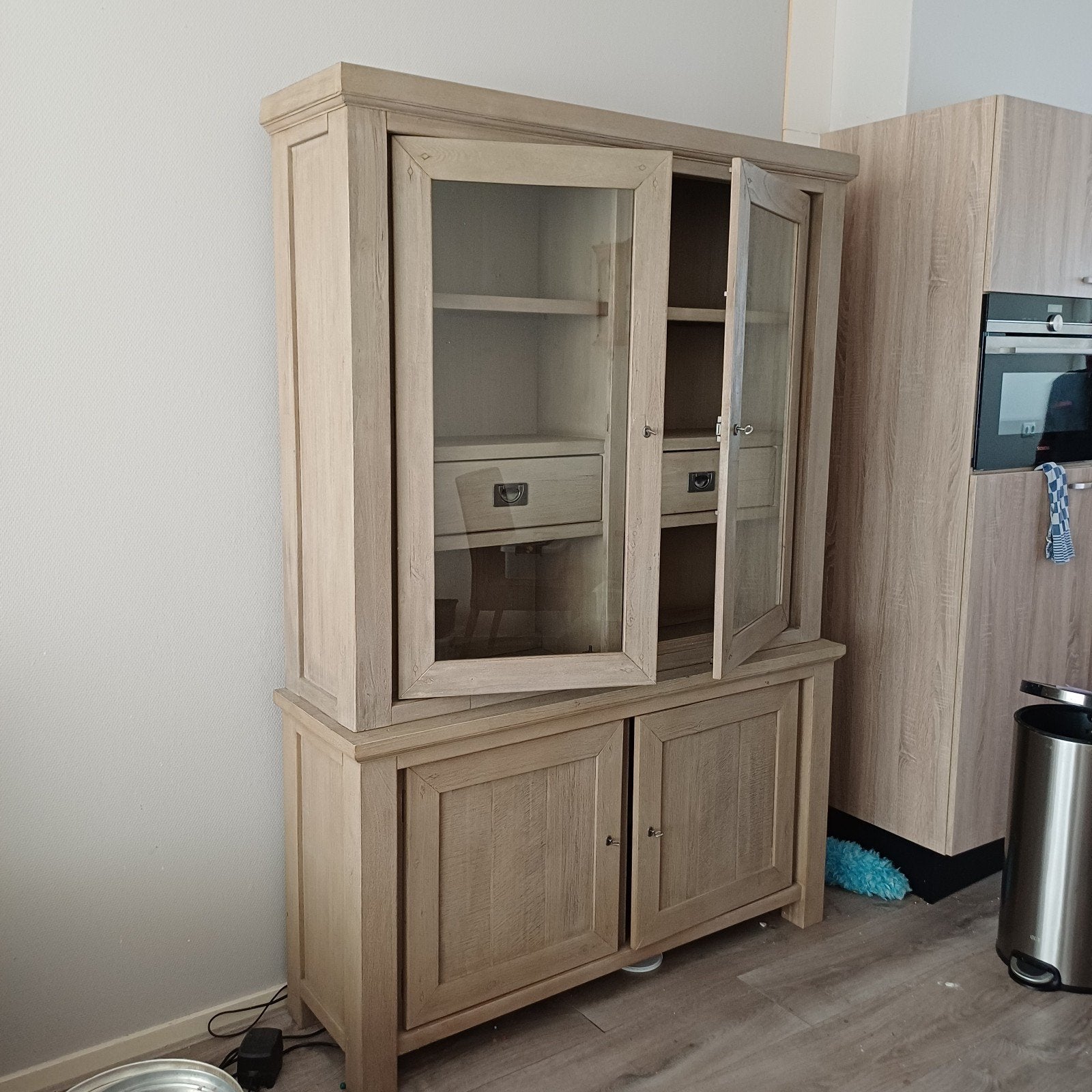 kast, tv kastje, bijzettafeltjes, 2 zits bankje, 2 stoelen, Ophalen