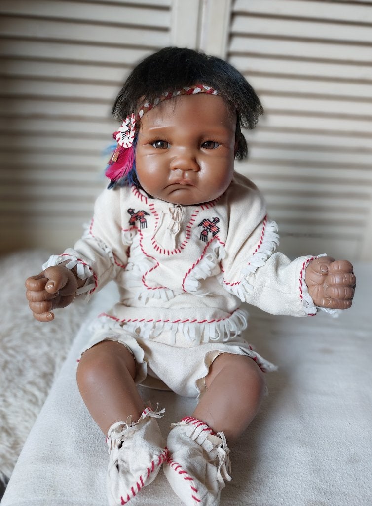 mooie levensechte baby pop, rebonr ashton drake raven wing, Verzamelen, Poppen, Ophalen of Verzenden, Zo goed als nieuw, Pop